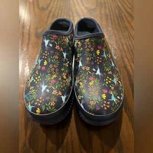 Western Chief Ladies Garden Clog Navy with Hummingbirds Size 7